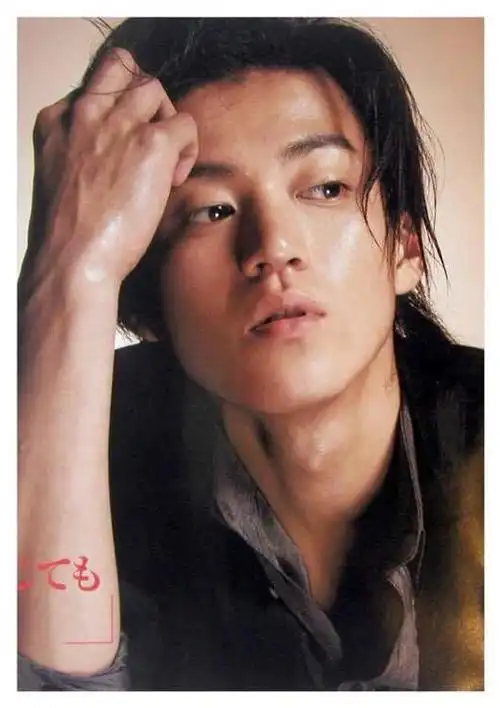 为什么初中时期看小栗旬觉得十分样衰,到现在又认为帅的一脸血?