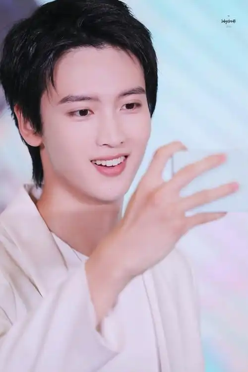 端午安康今天帅气满分了@陈宥维