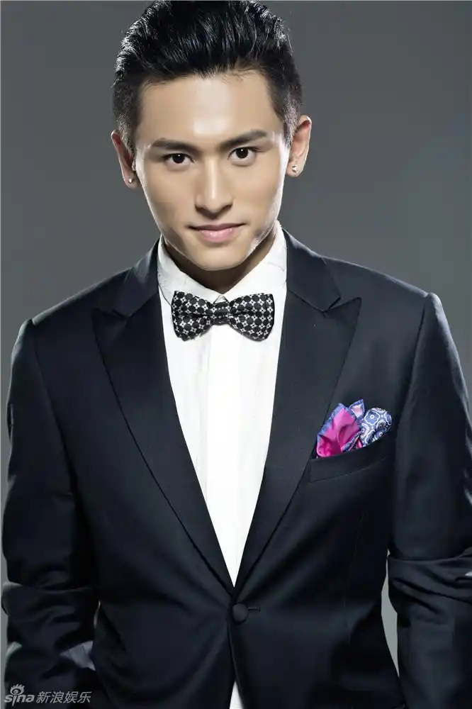 新浪娱乐讯 近日,张哲瀚曝光一组帅气写真,照片中,他身着黑色西装帅气