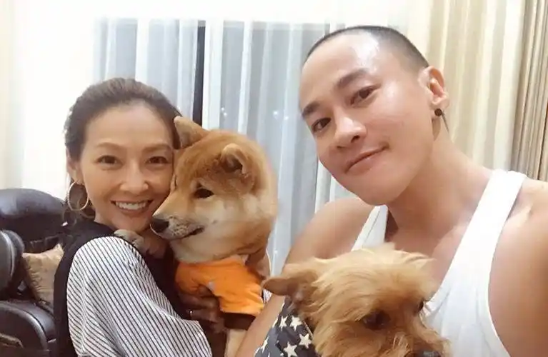 何润东夜店遇真爱,与售货员老婆恩爱14年无子女,婴儿车里放宠物_时候