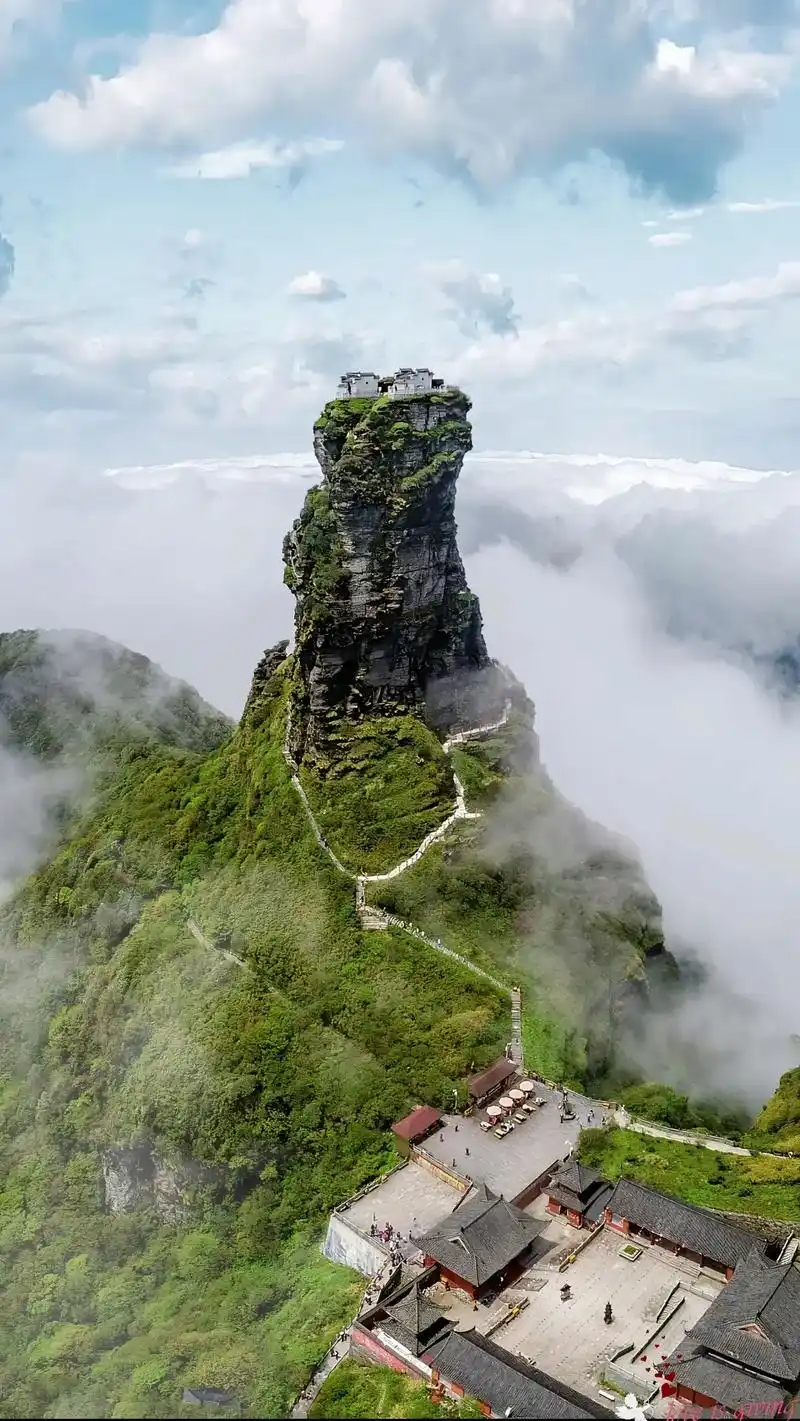 梵净山位于中国贵州省黔南布依族苗族自治州境内,是中国 - 抖音