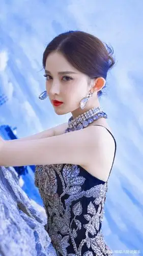 古力娜扎戛纳红毯身穿刺绣薄纱裙亮相优雅大气眼神温柔动人