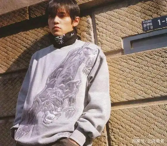 周杰伦晒20年前旧照,"混血"长相没啥,街头风穿搭才堪称鼻祖