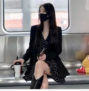 黑色针织半身包臀裙搭配什么鞋子