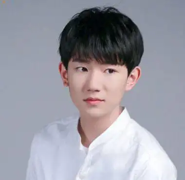 参加《朗读者》的王源,将黑色露耳短发打理成蓬松齐刘海蘑菇头短发