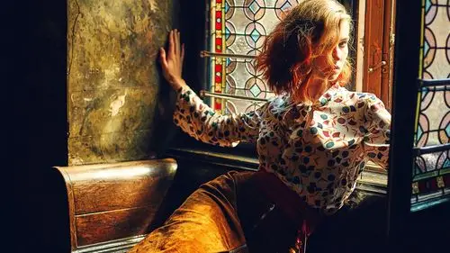 短红发女孩坐在窗口边 壁纸 - 1600x900