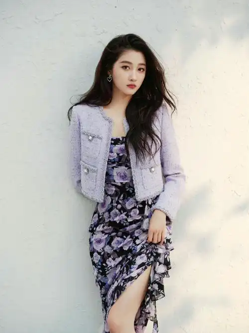 关晓彤新年焕彩穿搭