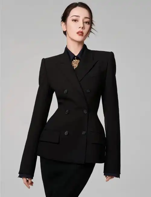 迪丽热巴身着质感黑色西装利落有型精致干练楚楚动人