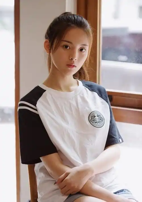 杨超越旧照走红网络被质疑整容网友你给她钱整吗