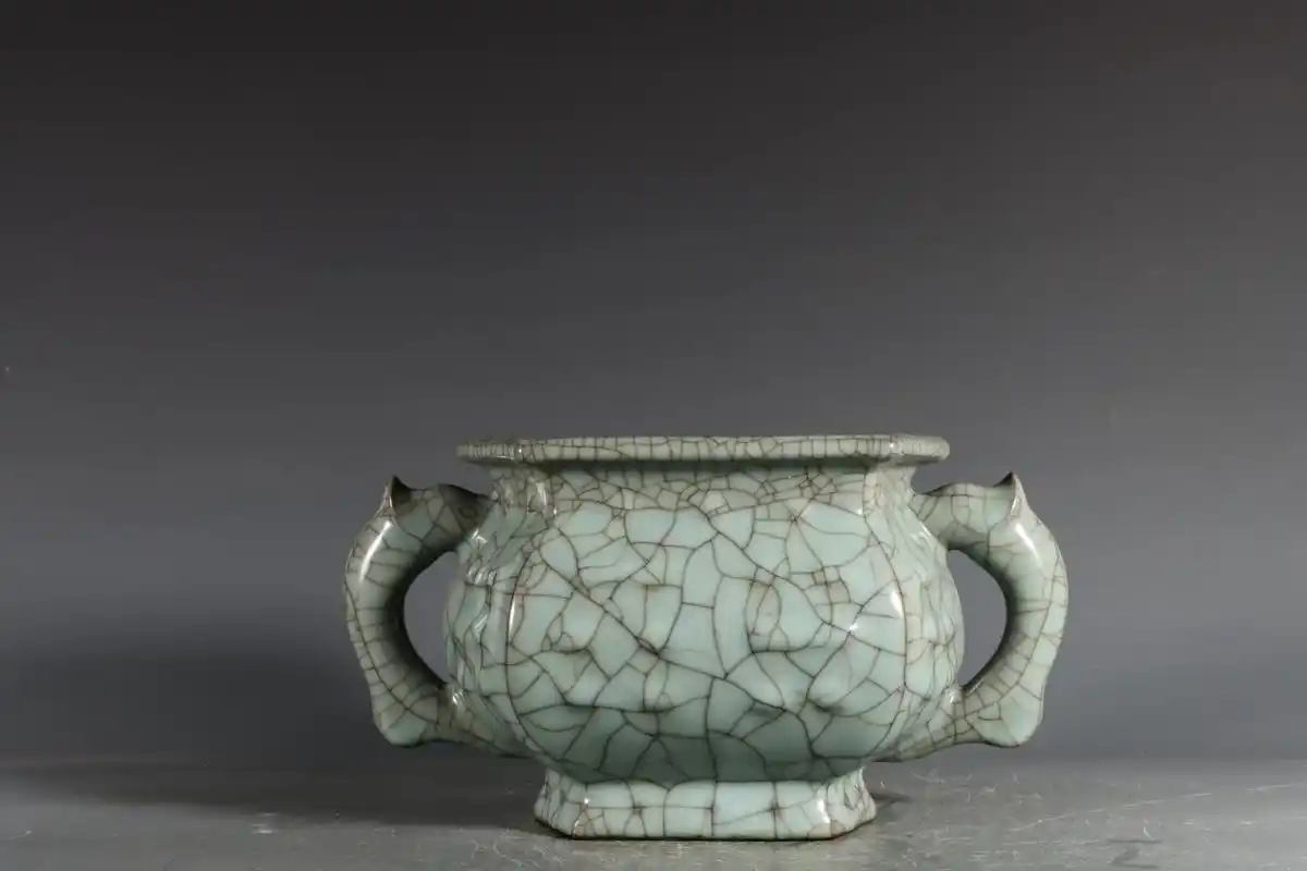 官窑青釉八卦龙耳簋式炉 高13.8口径17.5耳径25.5底径12公分