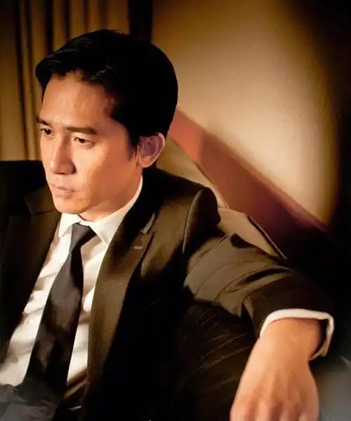 我国首位三金影帝诞生!61岁梁朝伟喜获金鸡奖最佳男主,正式封神