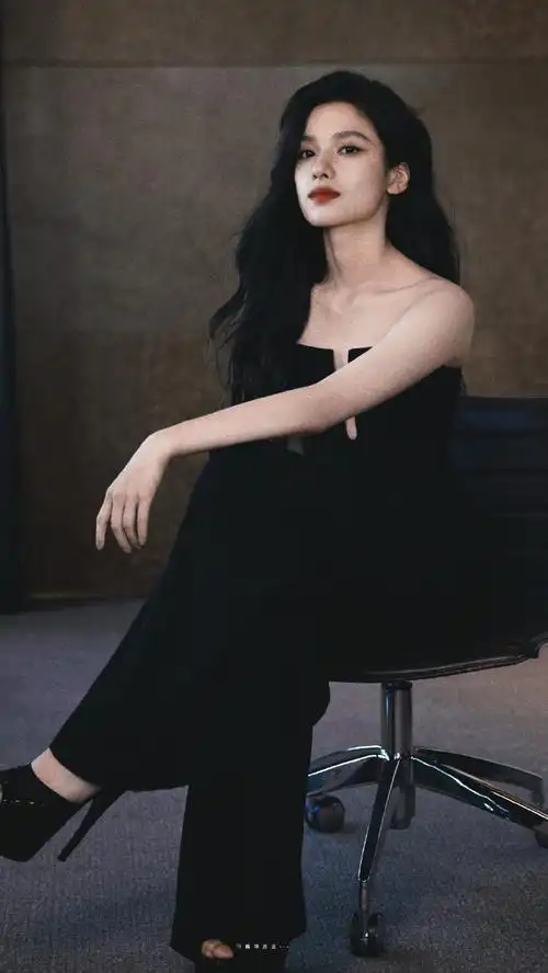 张婧仪黑色抹胸连体裤