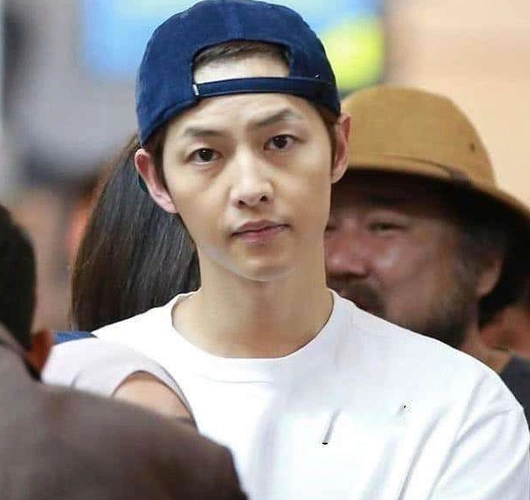 宋仲基近照曝光脸型凹陷憔悴了不少离婚的事情没有谁是赢家