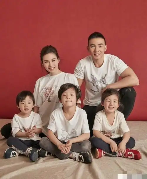 娱乐 正文 今日刘畊宏微博晒出全家福,并称和妻子结婚十周年,相爱十八