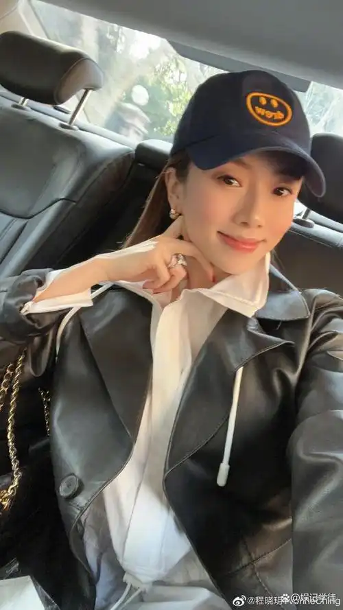 郑恺前女友程晓玥与闺蜜聚会,罕晒高清孕肚照,化浓妆穿着时尚