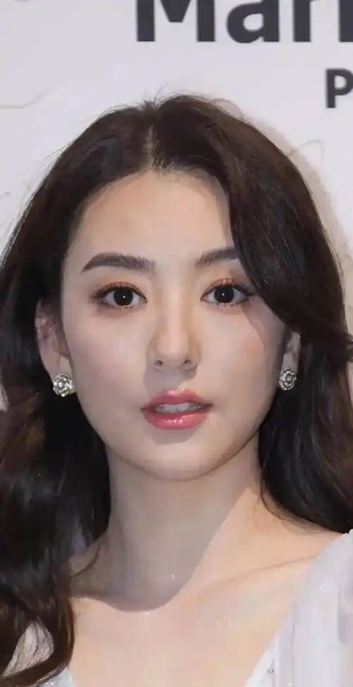 被夸"富贵相"的方媛算不算大美人,看她和梁洛施的合照就知道了_审美