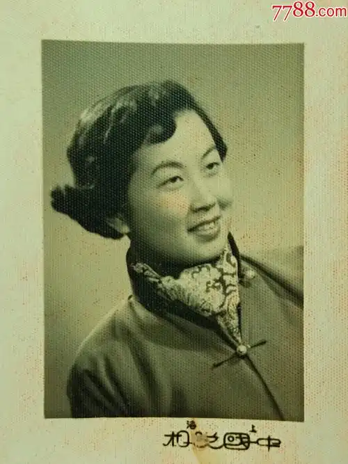 烫发女士上海中国照相56年元月摄