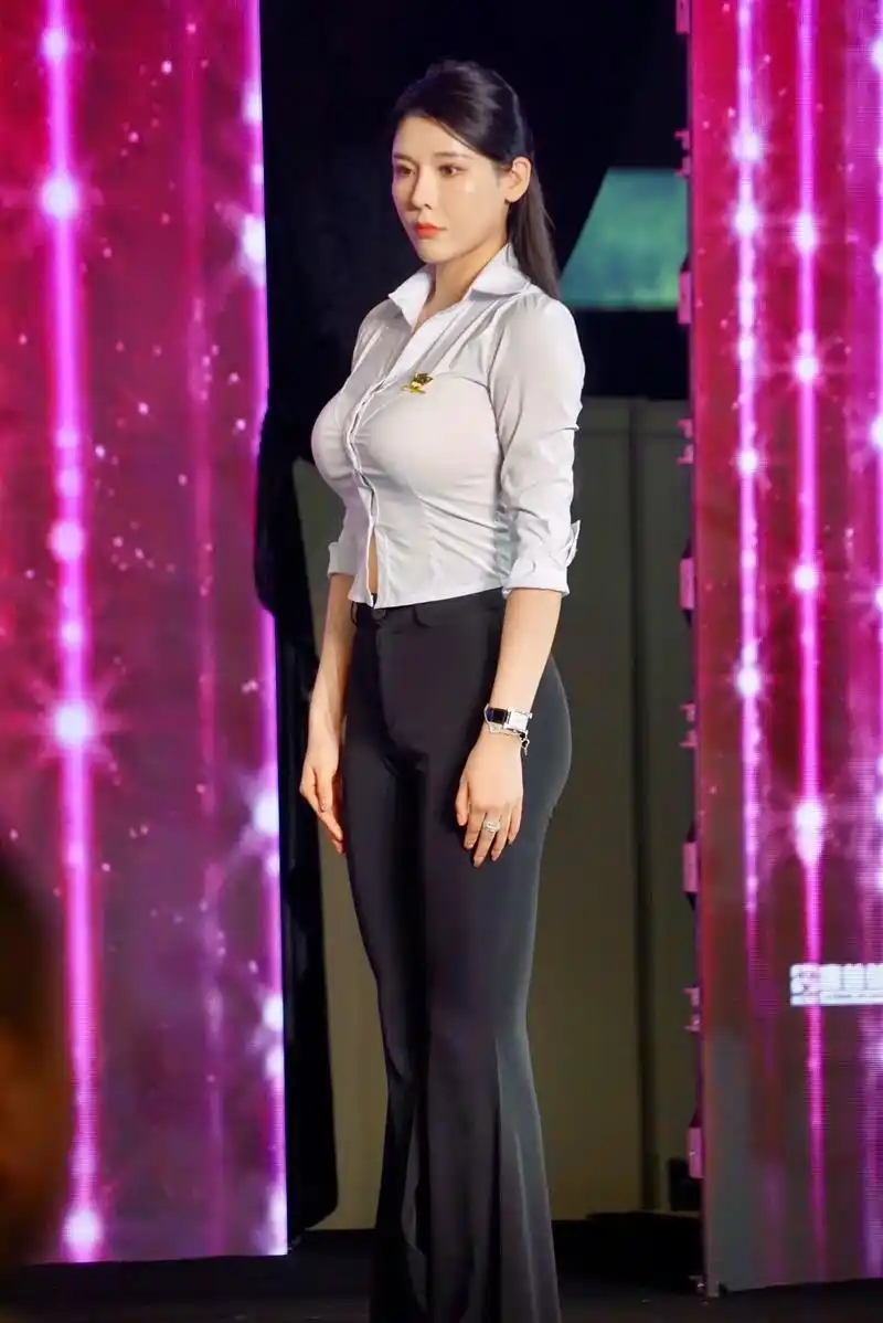 "太阳女神"刘太阳裁判美图欣赏…2023年6月24日,"太阳 - 抖音