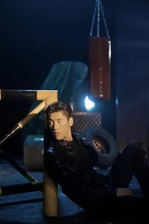 王子异酷帅特警造型