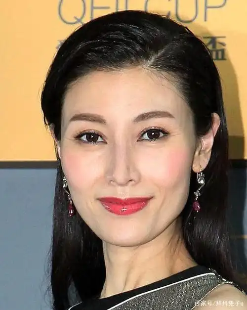 50岁李嘉欣张开素颜照,皮肤松弛,老派,幻灭?