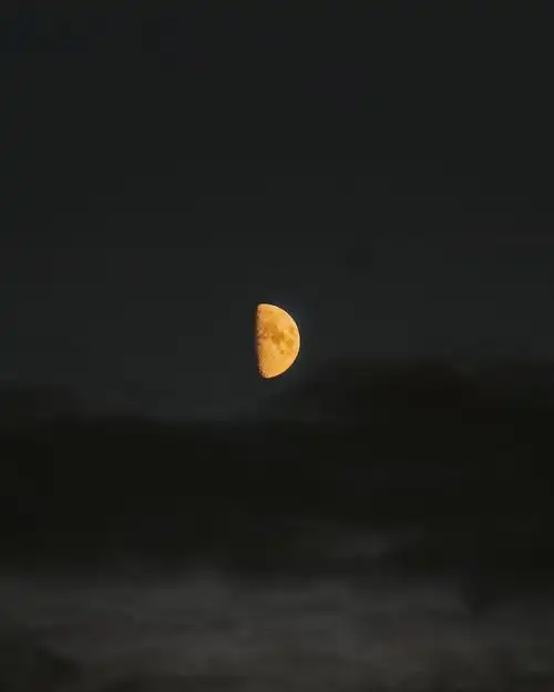 黑夜天空半月图片