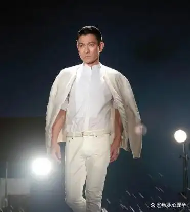 刘德华,香港歌手,演员,制作人,被誉为"华仔","歌神","影帝",是华语