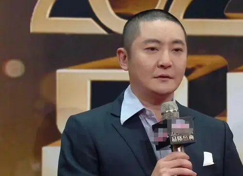 《都挺好》里凭借"苏明成"一角火遍大江南北的郭京飞改换发型,竟成了