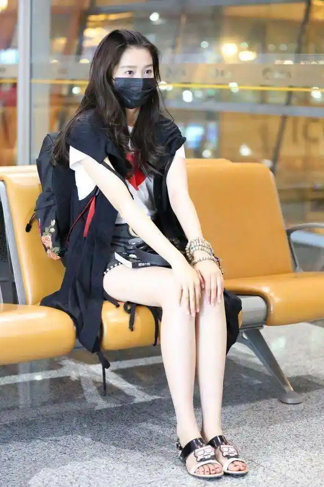 关晓彤机场热裤秀长腿,双腿紧夹书本防抓拍,网友:鹿晗好眼光