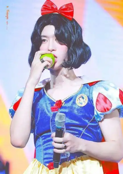 范丞丞女装cos白雪公主眉眼神似范冰冰姐弟俩基因太强大