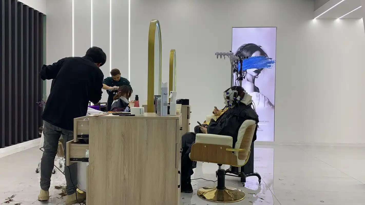 全新装修理发店