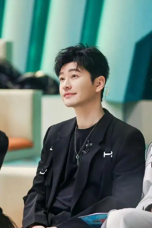 黄晓明为减肥喝苦瓜汁,一个月减掉25斤,47岁嫩得像小鲜肉!