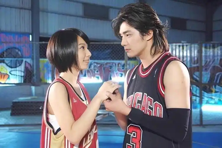 明星贺军翔,被陪酒小姐告性骚扰,警方上门搜家将手机查扣