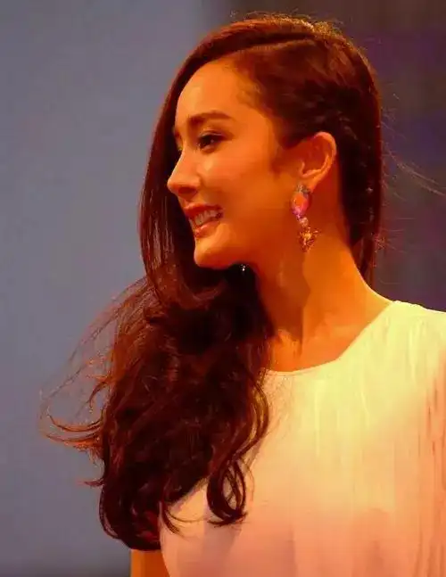 杨幂拔牙后人中变长变瘪嘴关晓彤说话像没牙明星颌角真没眼看