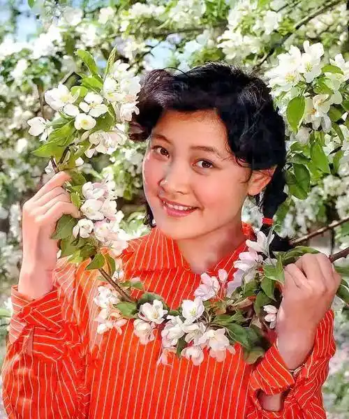 陈冲最新近照曝光,18岁成名于《小花》,如今60岁,素颜现身上海_杨丽萍