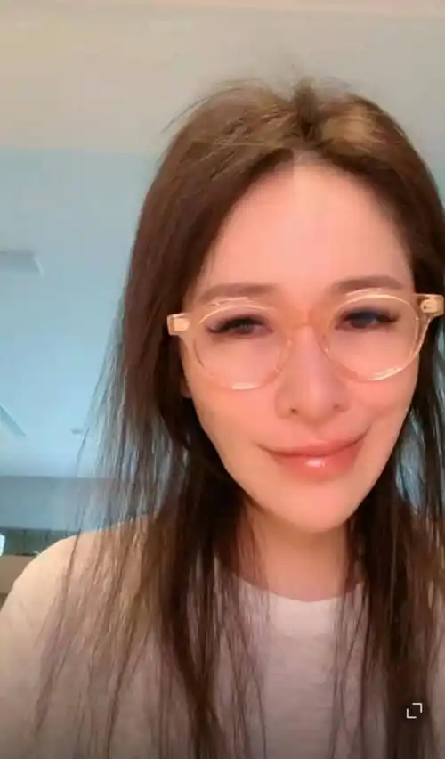 43岁萧亚轩近况引热议,脸部又瘦又长还变形,跟小16岁男友已分手_男生