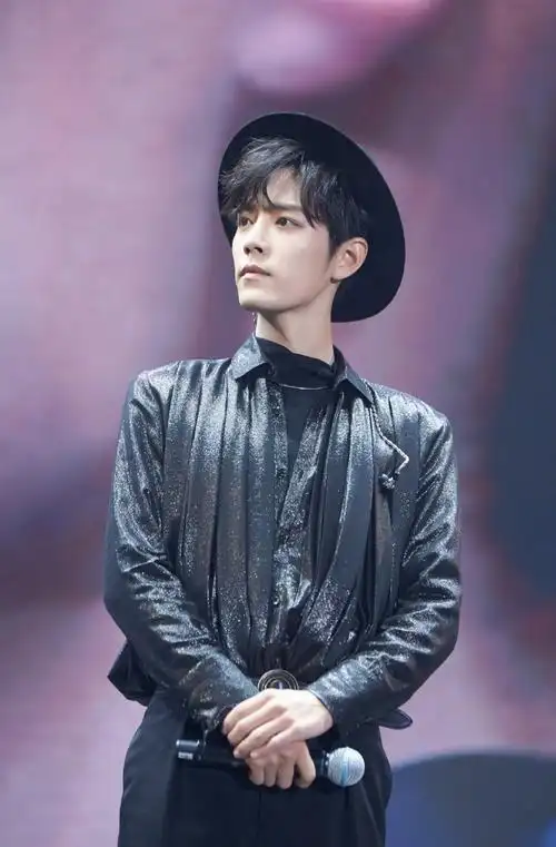 简介:肖战帅气养眼活动写真图片,分享一组肖战图片给大家,图中的明星