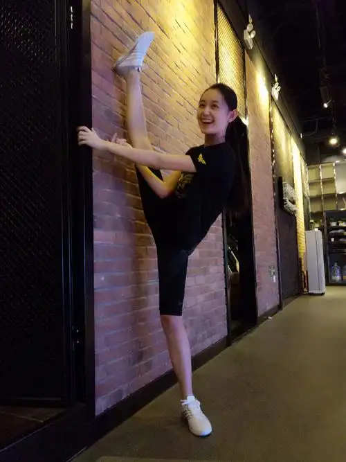 一字马壁咚新技能蒋依依晒花式健身照