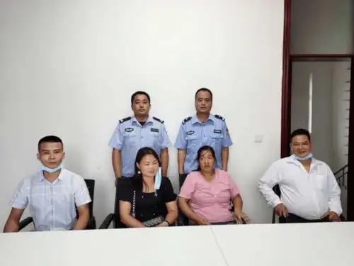 目前,犯罪嫌疑人鲍某霞已被巨鹿县公安局刑事拘留,犯罪嫌疑人屈某林