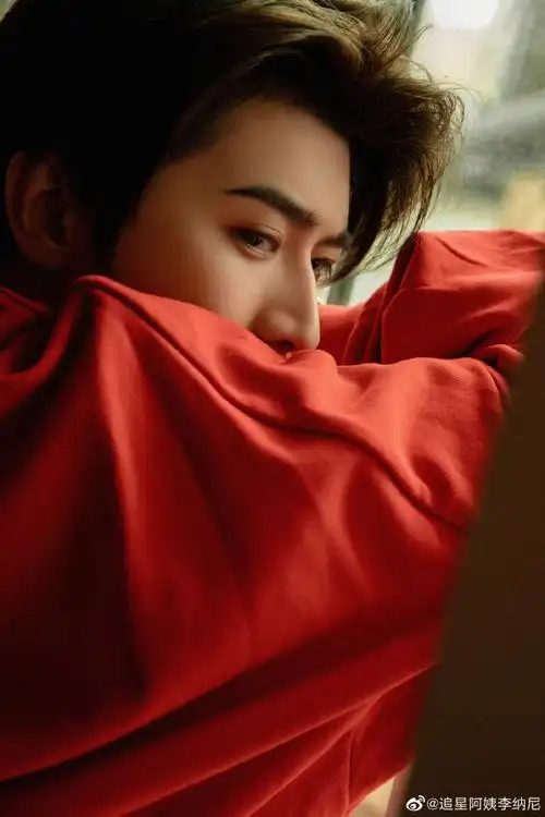 蔡徐坤叠穿##蔡徐坤咬衣服#蔡徐坤叠穿96新鲜的坤坤帅照掉落!