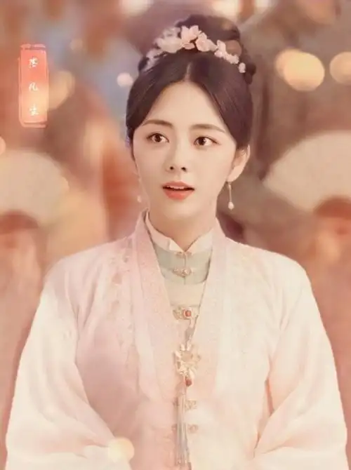 从之前的曝光剧照来看,谭松韵的古装风格尤为惊人,虽然有一个娃娃脸