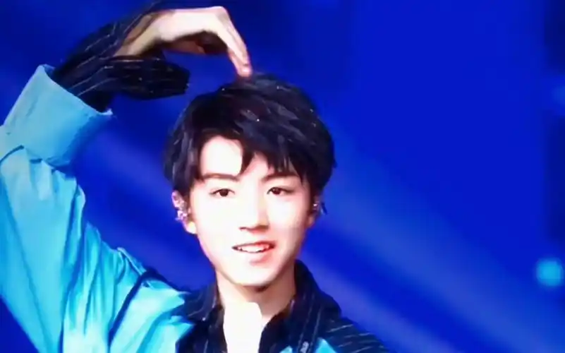 【王俊凯】18岁小俊在线发送比心!