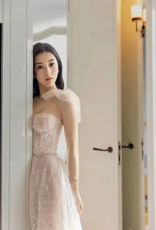 "天王嫂"郭富城爱妻方媛晒8月份生日照,网友:女神真的好漂亮_照片_几