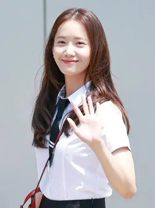 学生党穿搭一定要向林允儿看齐,青春靓丽又不会浪费钱,效果绝美_身材