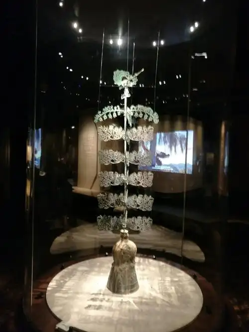 三星堆博物管青铜器摇钱树,距今三千多年