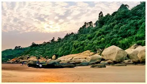 珠海市西区三灶横石基浅水滩是个摄影的好地方,天然礁石及浅水的海滩