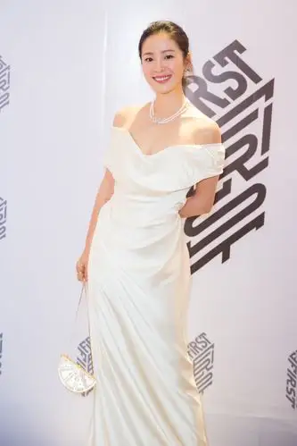 江一燕出席电影展:一袭白色礼服,尽显典雅大方!