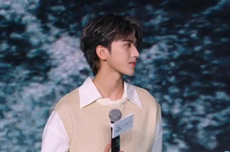 谁和我一样喜欢蔡徐坤的侧颜杀