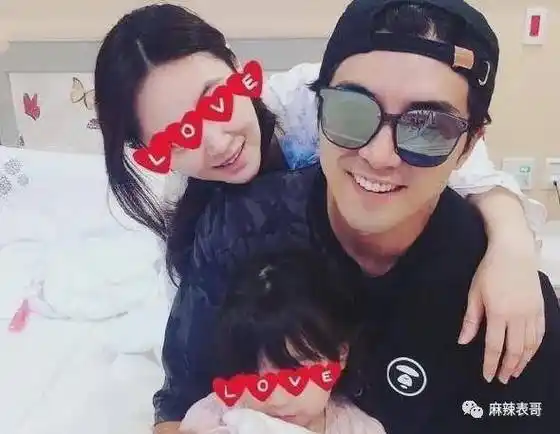 大家就很惊讶,是你怕还是你老婆怕?贺军翔:好像都怕.