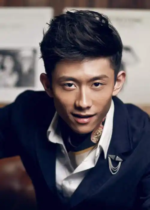 看张一山与刘威主演的《我的父亲我的兵》