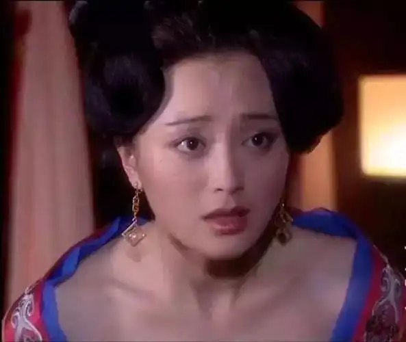 40岁秦岚感情坎坷曾和黄晓明相恋多年却分手如今单身一人